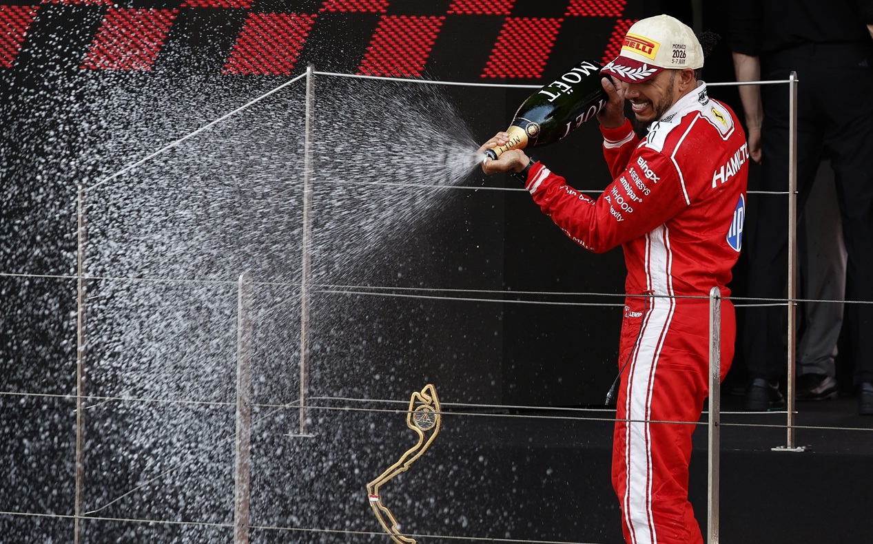 O Lewis Hamilton πανηγυρίζει τη δεύτερη θέση στο βάθρο μετά το Grand Prix του Μονακό, 7 Ιουνίου 2026