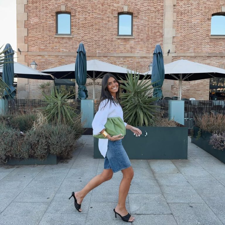 Street style look με γυναικεία τζιν βερμούδα, λευκό oversized πουκάμισο και μαύρα slingback πέδιλα.