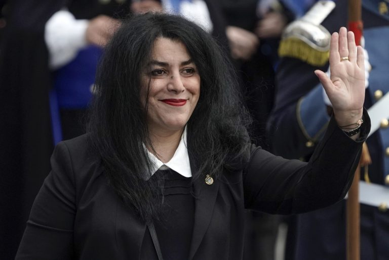 H Marjane Satrapi, Ιρανογαλλίδα συγγραφέας, σκιτσογράφος, σκηνοθέτρια και βραβευμένη με το Βραβείο Πριγκίπισσας των Αστουριών για την Επικοινωνία και τις Ανθρωπιστικές Σπουδές 2024, στην τελετή απονομής των Βραβείων της Πριγκίπισσας Αστουριών 2024 στο Θέατρο Καμποαμόρ του Οβιέδο, 25 Οκτωβρίου 2024