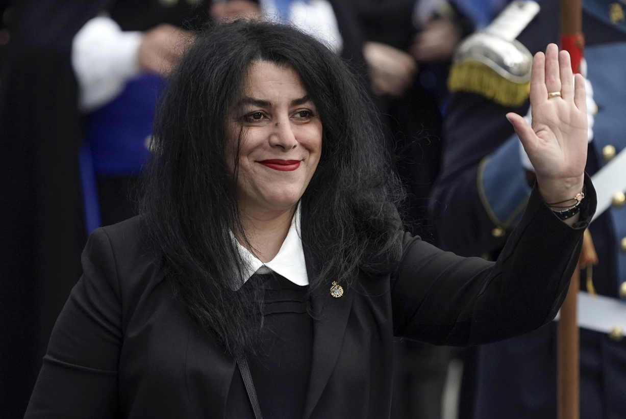 H Marjane Satrapi, Ιρανογαλλίδα συγγραφέας, σκιτσογράφος, σκηνοθέτρια και βραβευμένη με το Βραβείο Πριγκίπισσας των Αστουριών για την Επικοινωνία και τις Ανθρωπιστικές Σπουδές 2024, στην τελετή απονομής των Βραβείων της Πριγκίπισσας Αστουριών 2024 στο Θέατρο Καμποαμόρ του Οβιέδο, 25 Οκτωβρίου 2024