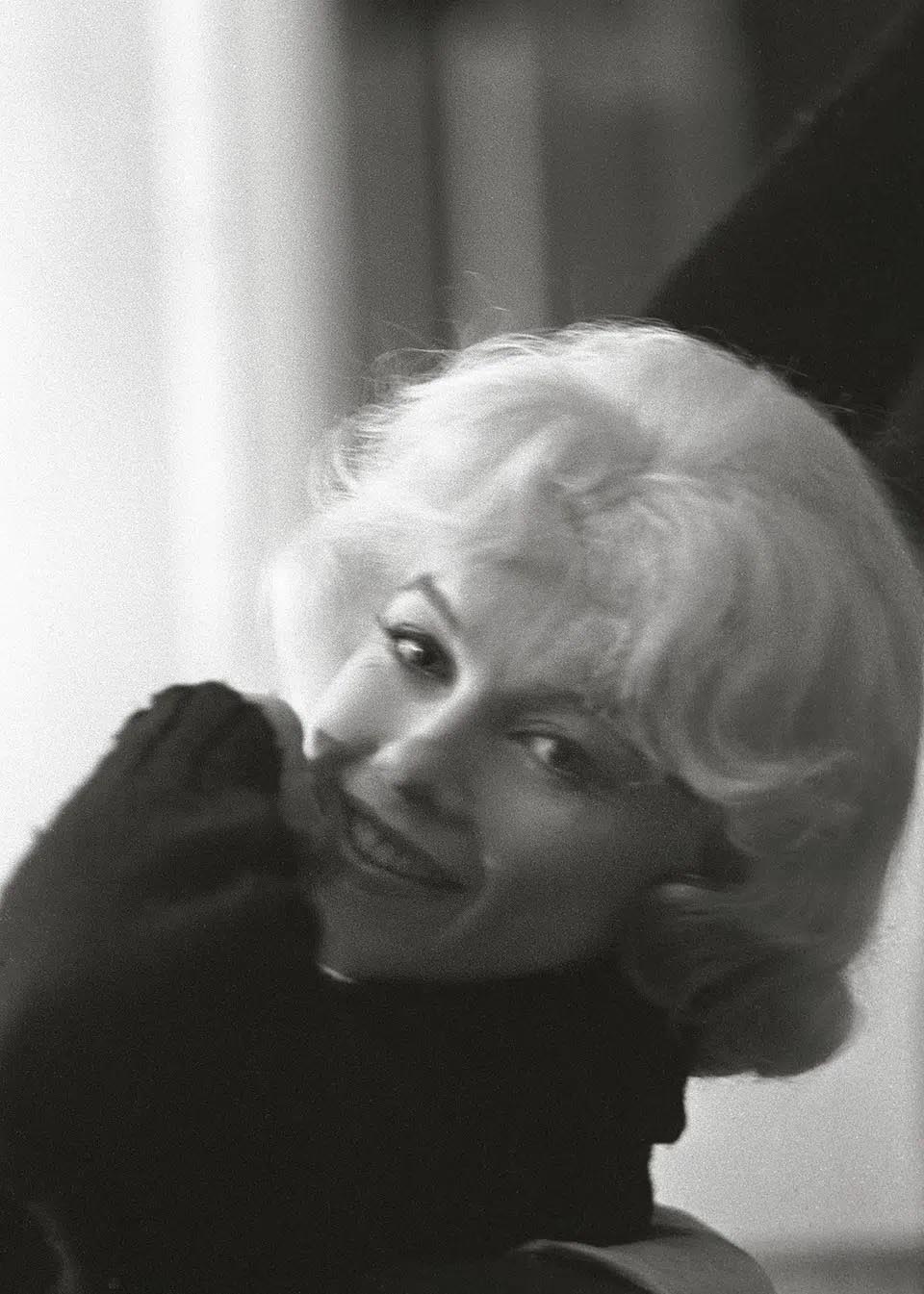 Η Monroe στο καμαρίνι της, στο πλατό των γυρισμάτων της ταινίας of “Let’s Make Love,” 1960.