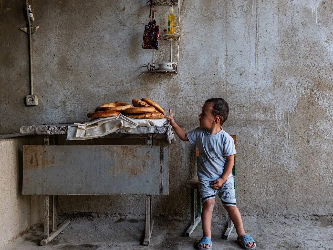 «The Final Touch» των Michela Balboni και Federico Borella/World Food Photography Awards με χορηγία της Bimi®. Ο μικρός Asilbek αγγίζει το ζεστό ψωμί, κατευθείαν έξω από το οικογενειακό tandoor. Στη Σαμαρκάνδη (Ουζμπεκιστάν) το «μη» δεν μοιάζει με κανένα άλλο: στρογγυλό, πυκνό, με παχιά, λαστιχωτή κρούστα και πάντα σημειωμένο στο κέντρο του με μαύρο σουσάμι.