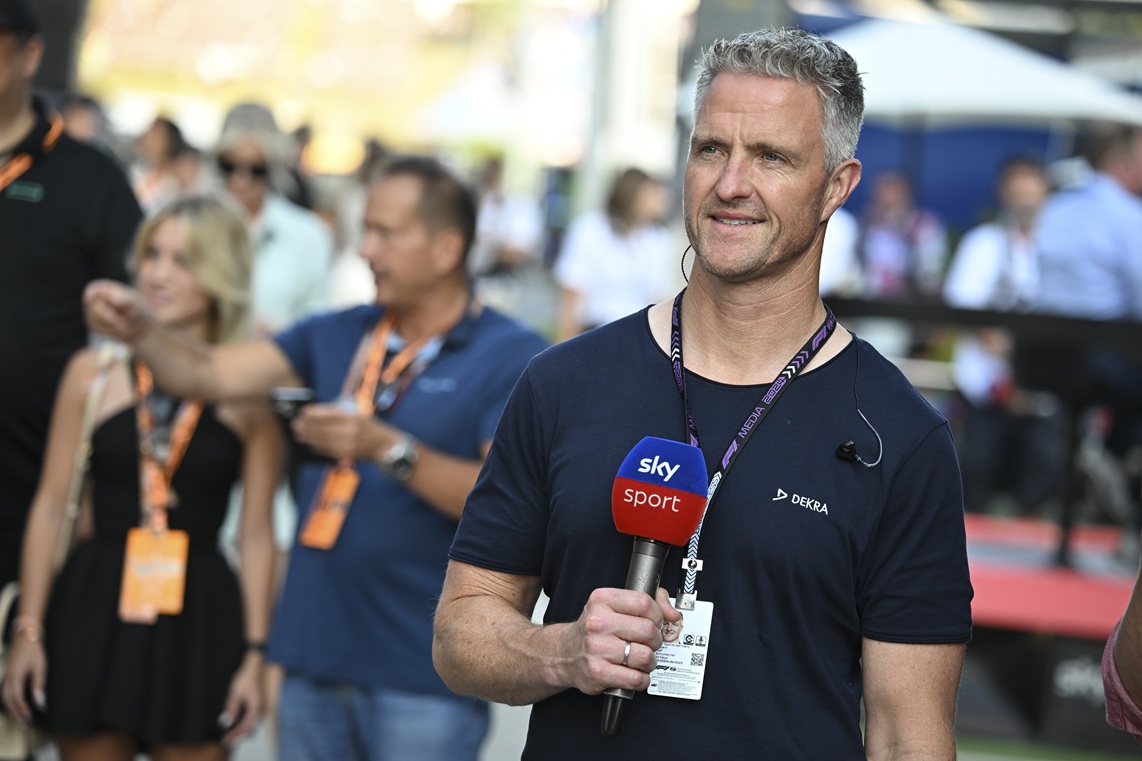 Ο πρώην πιλότος της Formula 1, Ralf Schumacher, μεταδίδει για το Sky Sports TV channel στη διάρκεια του δεύτερου γύρου δοκιμών του Grand Prix στην πίστα του Ουγγαρορίνγκ στη Mogyorod, κοντά στη Βουδαπέστη, 19 Ιουλίου 2024
