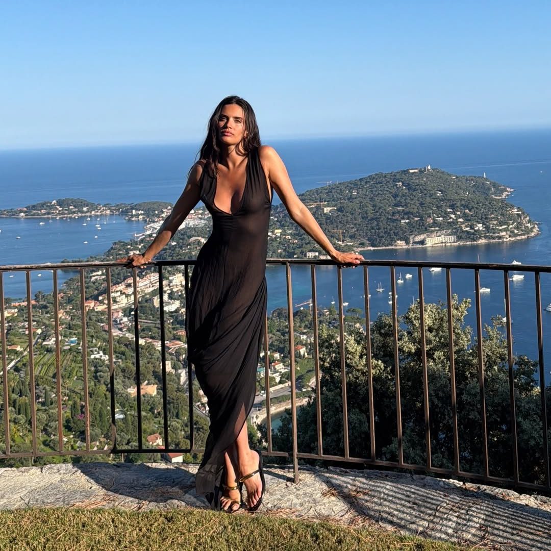 Η Sara Sampaio με μαύρο μάξι ημιδιάφανο φόρεμα Starlit και πέδιλα.