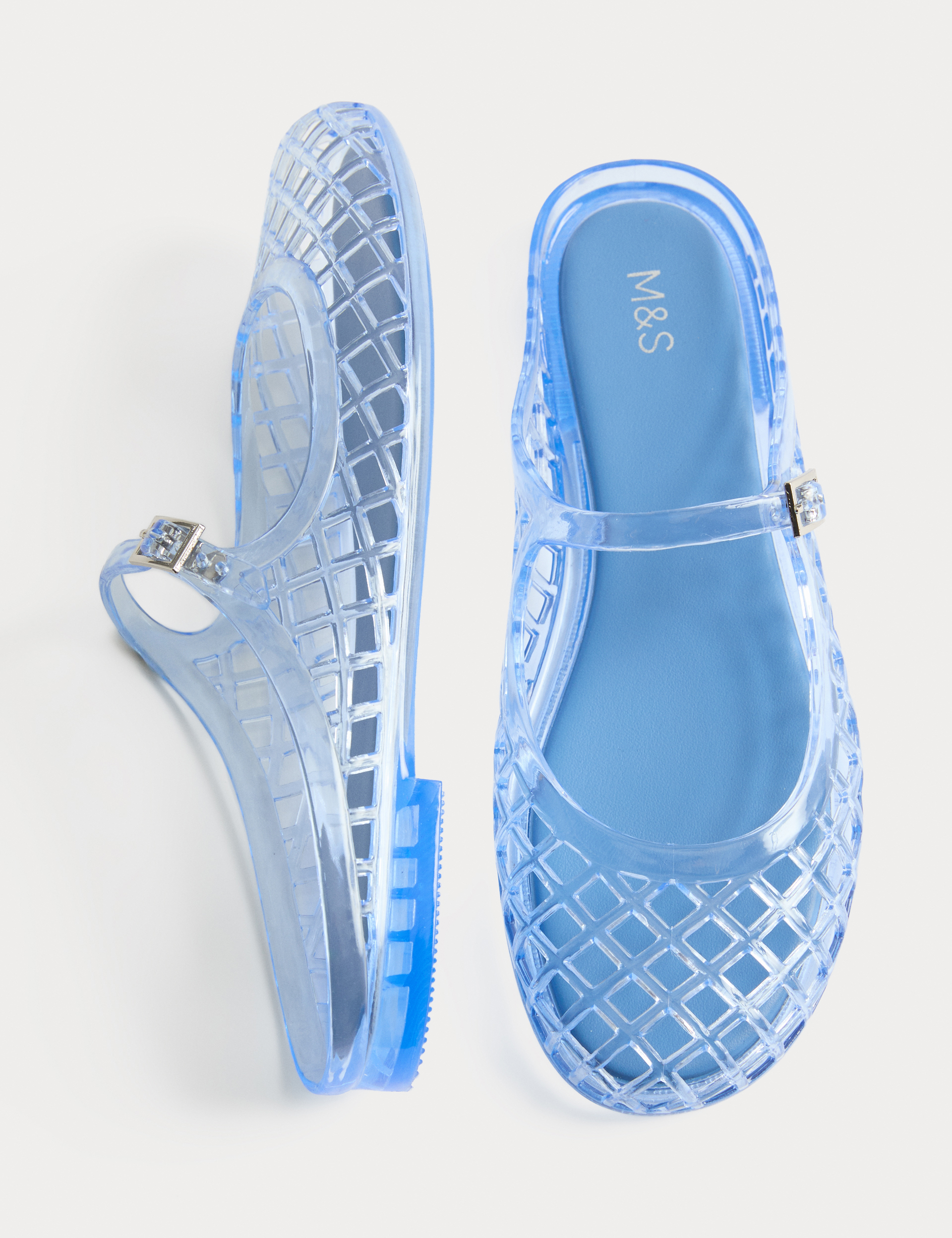 Πλαστικά jelly shoes M&S σε γαλάζιο χρώμα για retro καλοκαιρινό look.