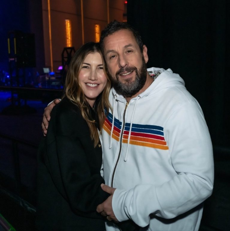 Ο ηθοποιός Adam Sandler με τη σύζυγό του