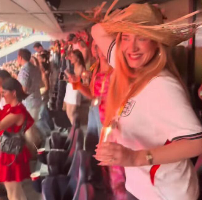 Η Adele χορεύει με καπέλο θαυμαστή σε συναυλία του Bad Bunny στο Λονδίνο.