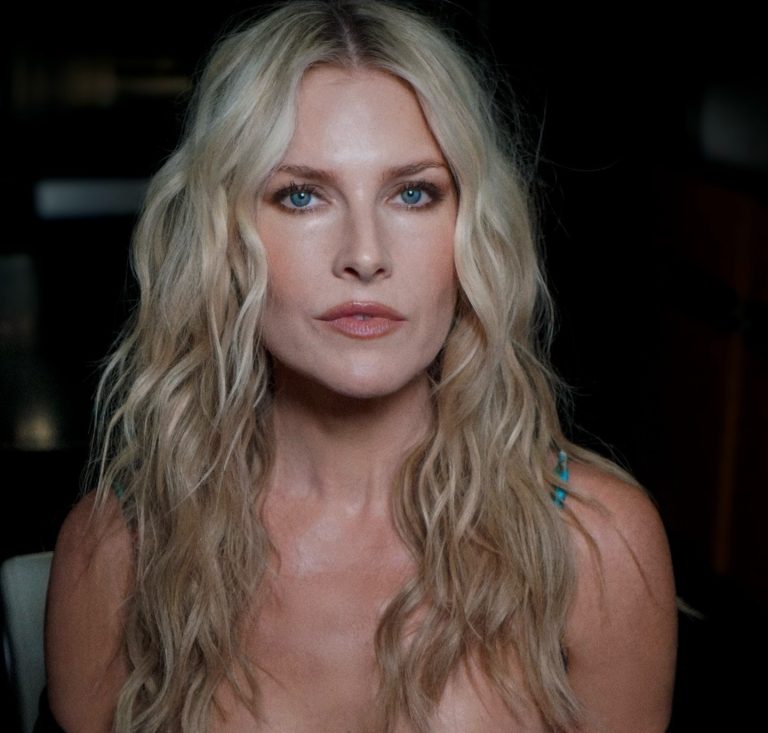 H Ali Larter με σκιά ματιών