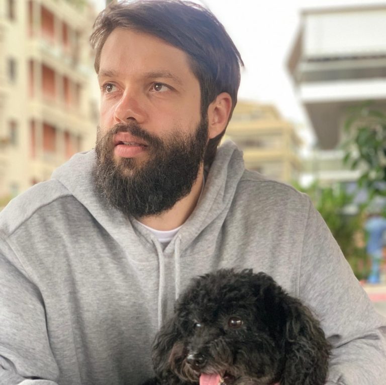 Ο Ανδρέας Βούλγαρης με το σκυλάκι του αγκαλιά