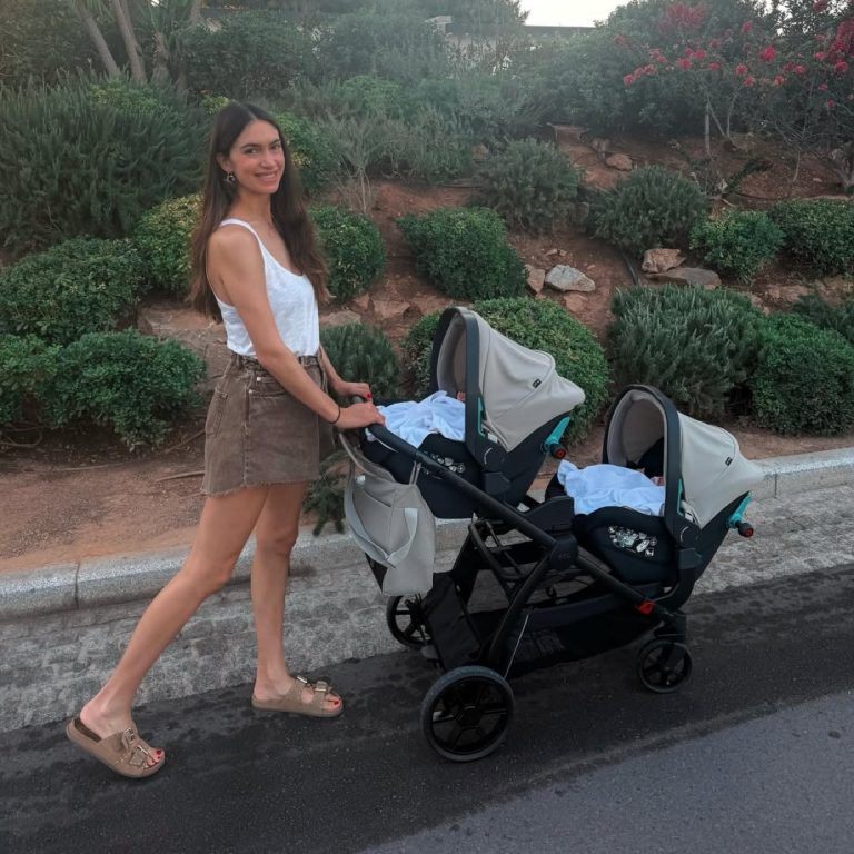 Η Άννα Πρέλεβιτς σε βόλτα με τα δίδυμα κοριτσάκια της