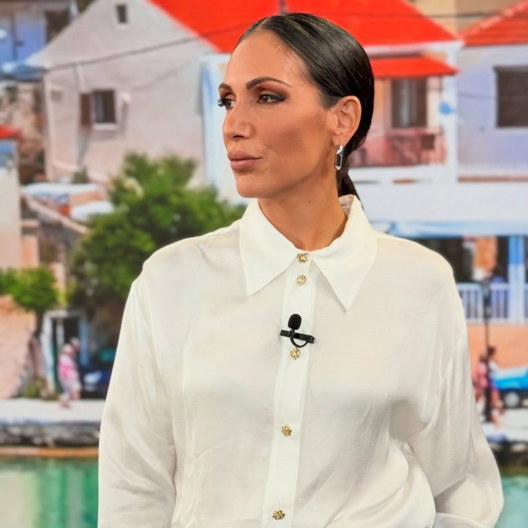 Η Ανθή Βούλγαρη με λευκό πουκάμισο