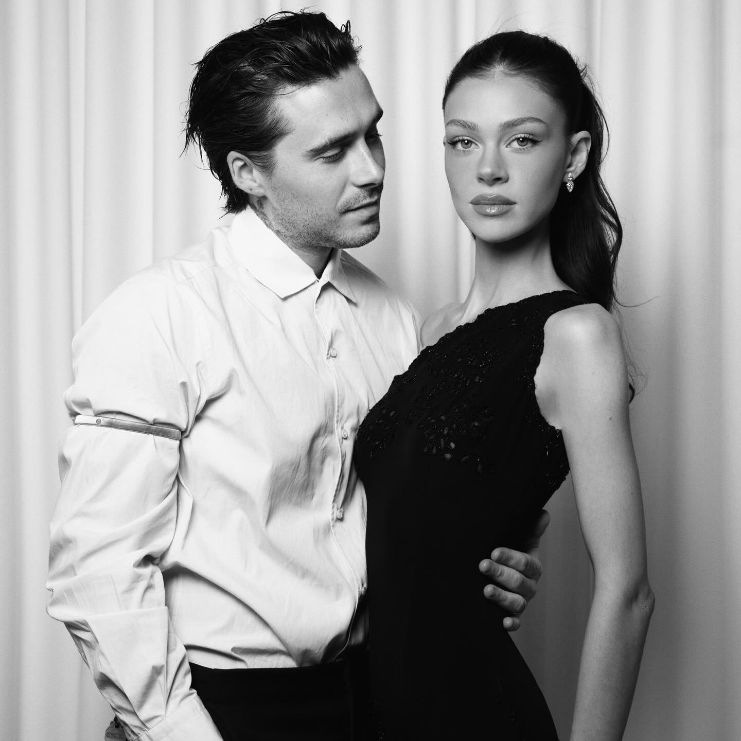 Ο Brooklyn Beckham αγκαλιά με τη Nicola Peltz