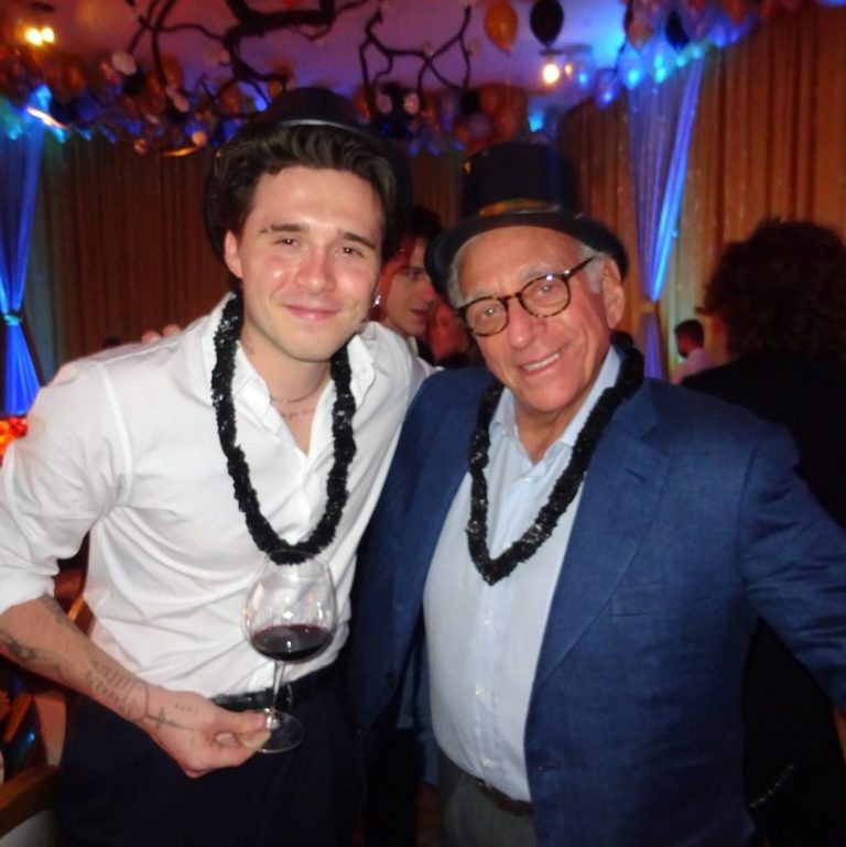 Ο Brooklyn Beckham αγκαλιά με τον πεθερό του Nelson Peltz