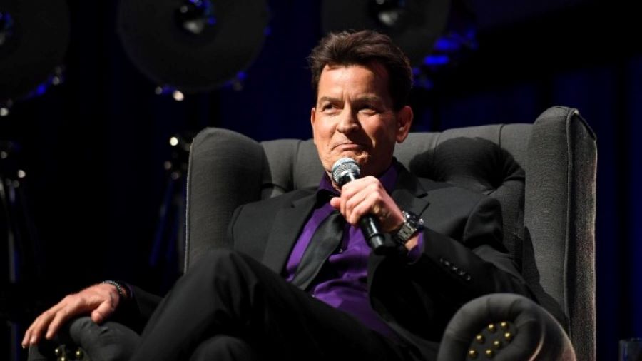 Ο Charlie Sheen αποκάλυψε τον λόγο για τον οποίο ο διάσημος πατέρας του, Martin Sheen, αρνήθηκε να συμμετάσχει στη σειρά ντοκιμαντέρ για τη ζωή του.