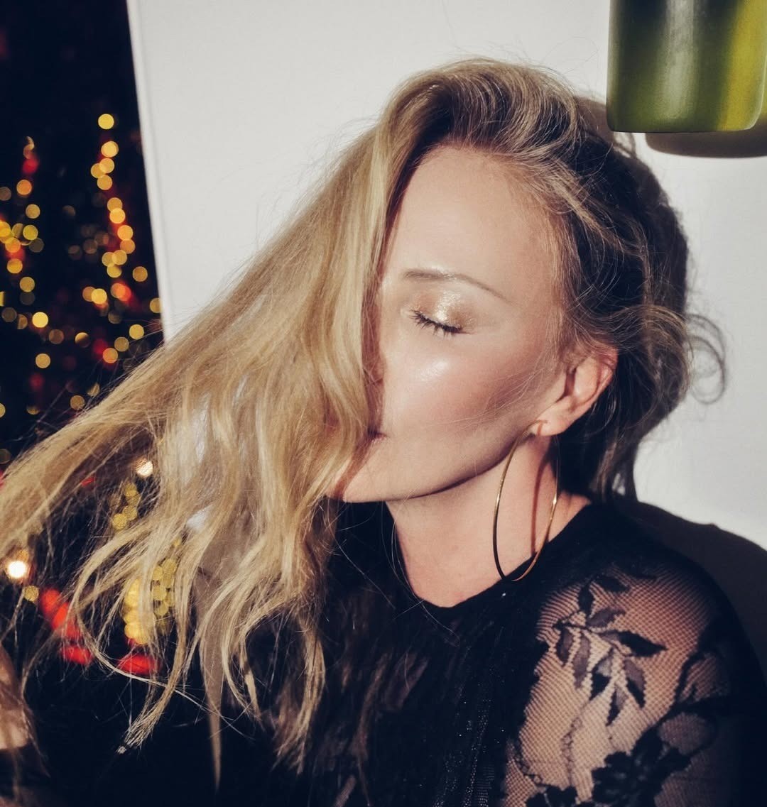 H Charlize Theron με λαμπερά μαλλιά
