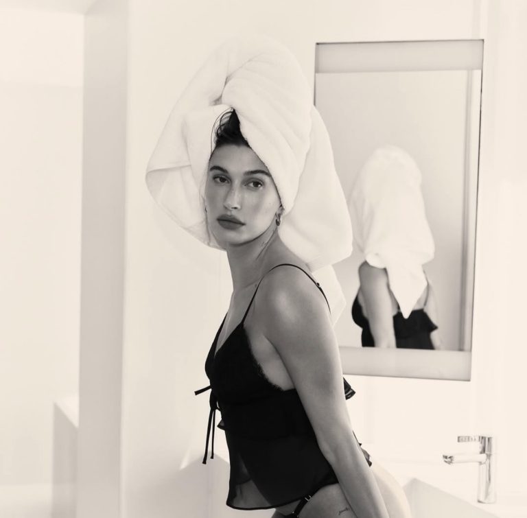 H Hailey Bieber με φρεσκοπλυμένη πετσέτα στα μαλλιά