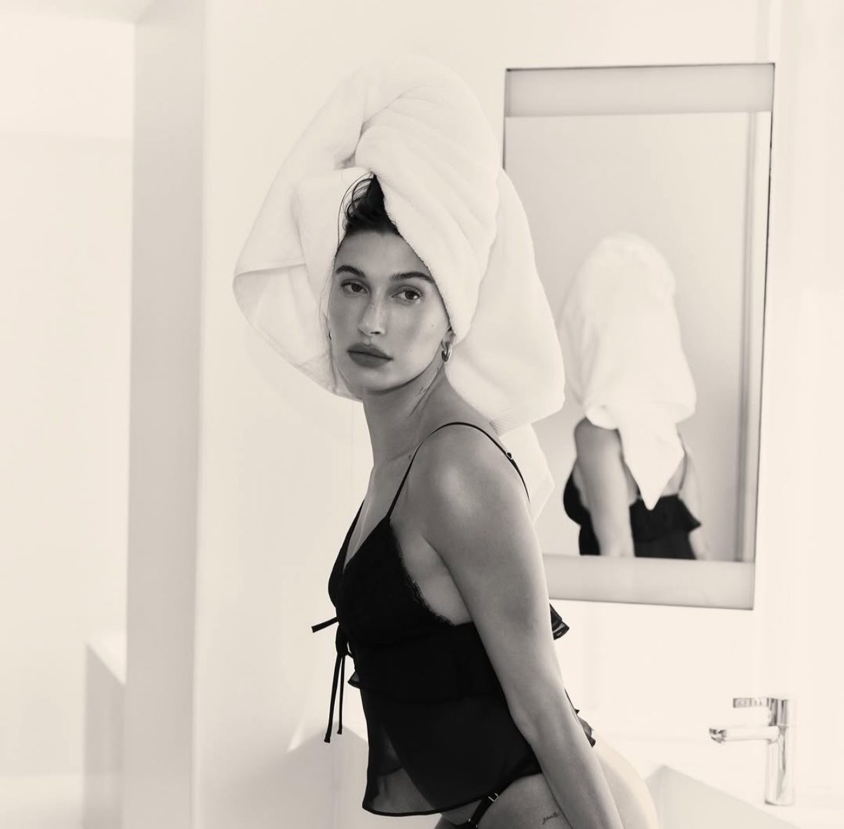 H Hailey Bieber με φρεσκοπλυμένη πετσέτα στα μαλλιά