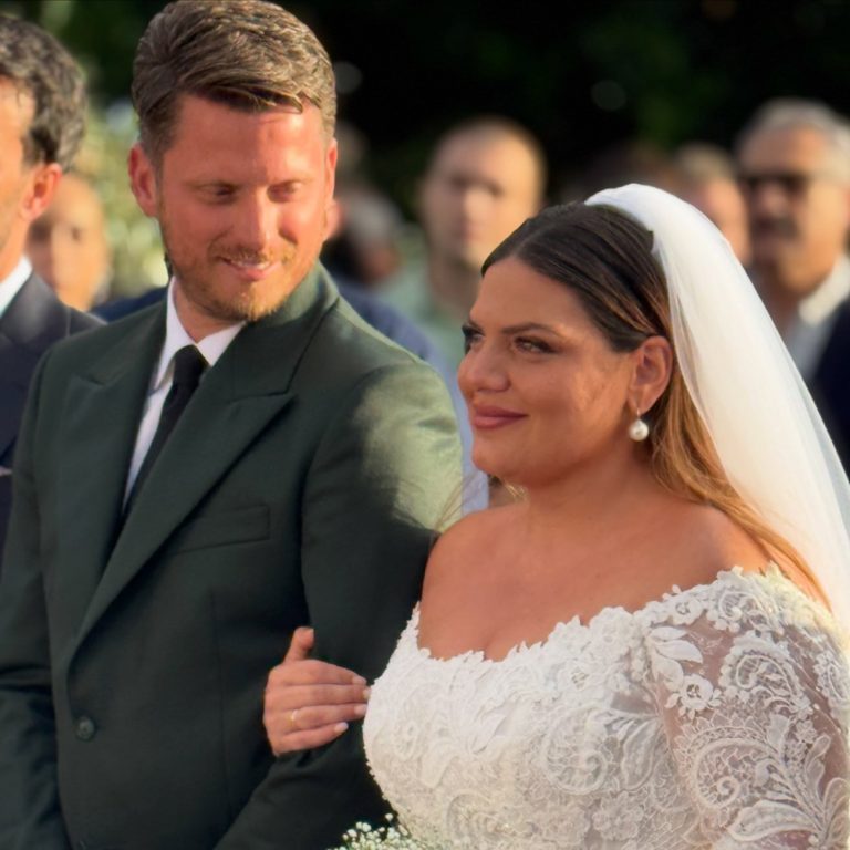Η Δανάη Μπάρκα και ο Φάνης Μπότσης στον γάμο τους