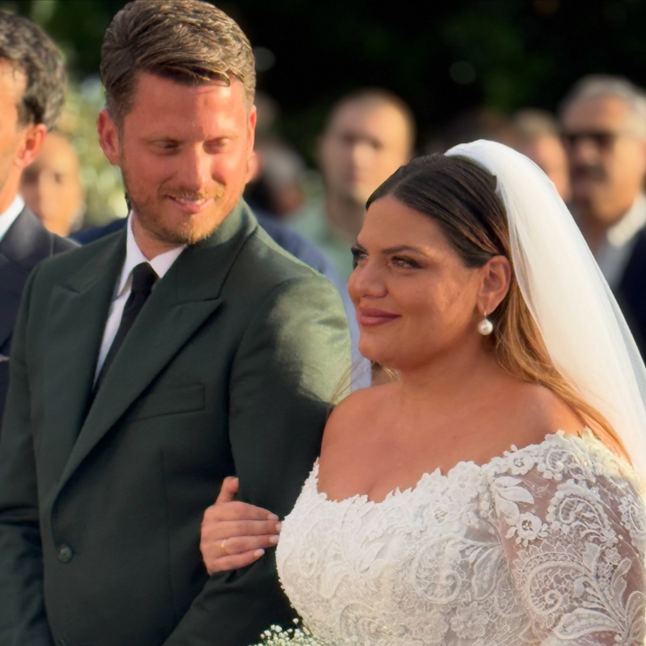 Η Δανάη Μπάρκα και ο Φάνης Μπότσης στον γάμο τους