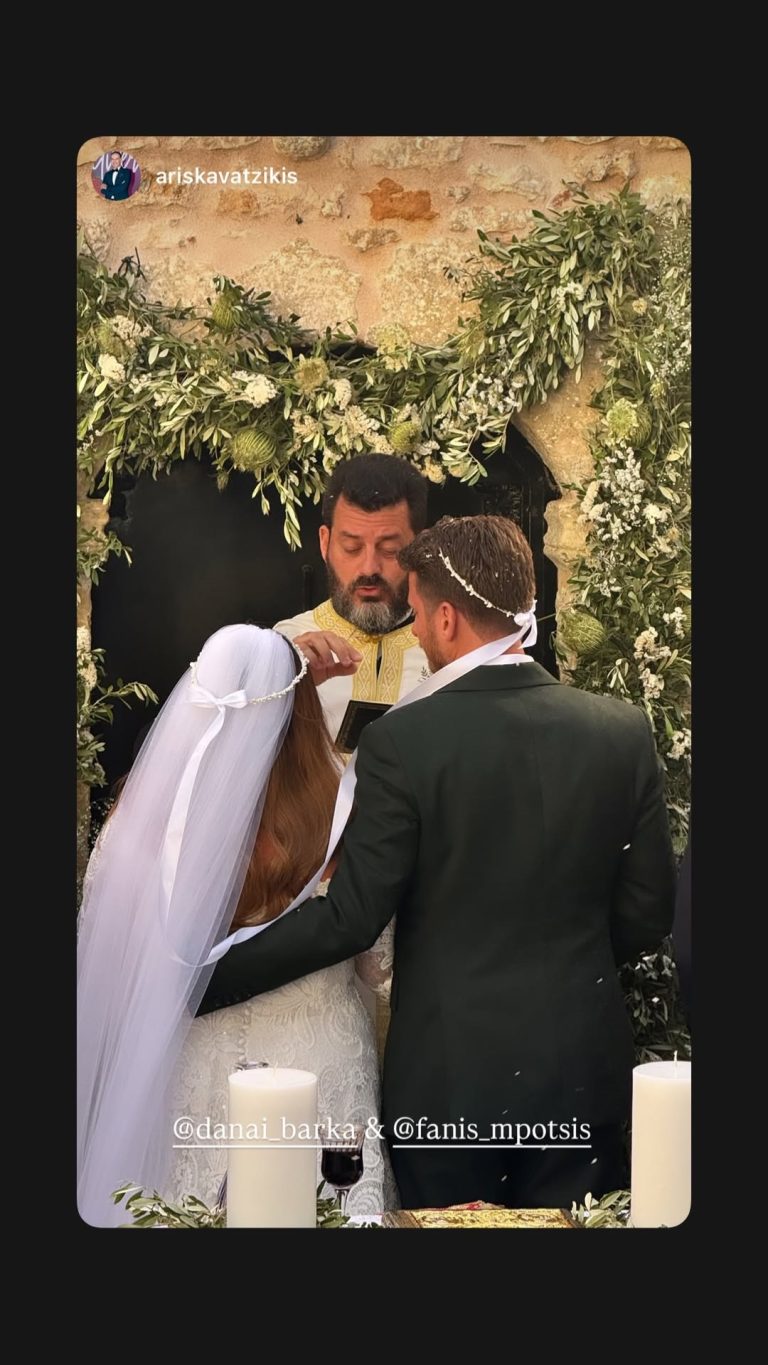 Φωτογραφίες από τον γάμο τους. Το ζευγάρι ευτυχισμένο.