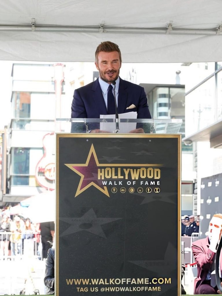 Ο David Beckham μιλά και ευχαριστεί καθώς απέκτησε το δικό του προσωπικό αστέρι στο περίφημο Hollywood Walk of Fame στο Λος Άντζελες.