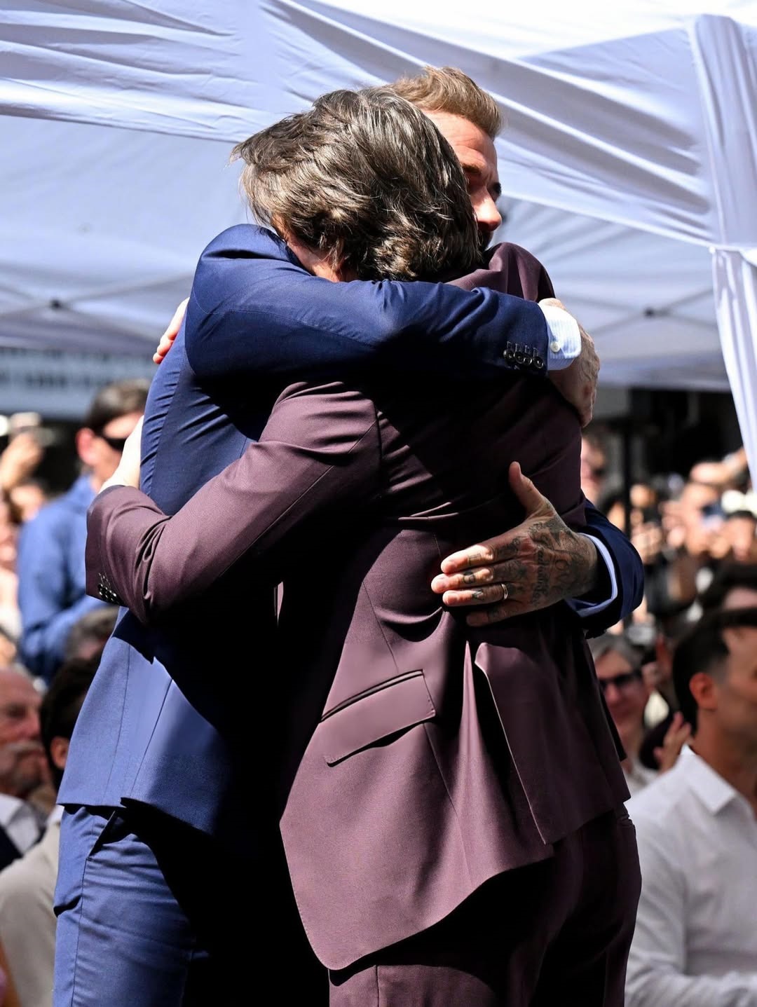 O David Beckham με τον φίλο του Tom Cruise αγκαλιάζονται. Ο Τοm Cruise αποθέωσε τον David, τονίζοντας ότι η άφιξή του στην Αμερική πριν από δύο δεκαετίες άλλαξε για πάντα την πορεία του αθλητισμού στη χώρα και ενέπνευσε γενιές παιδιών.