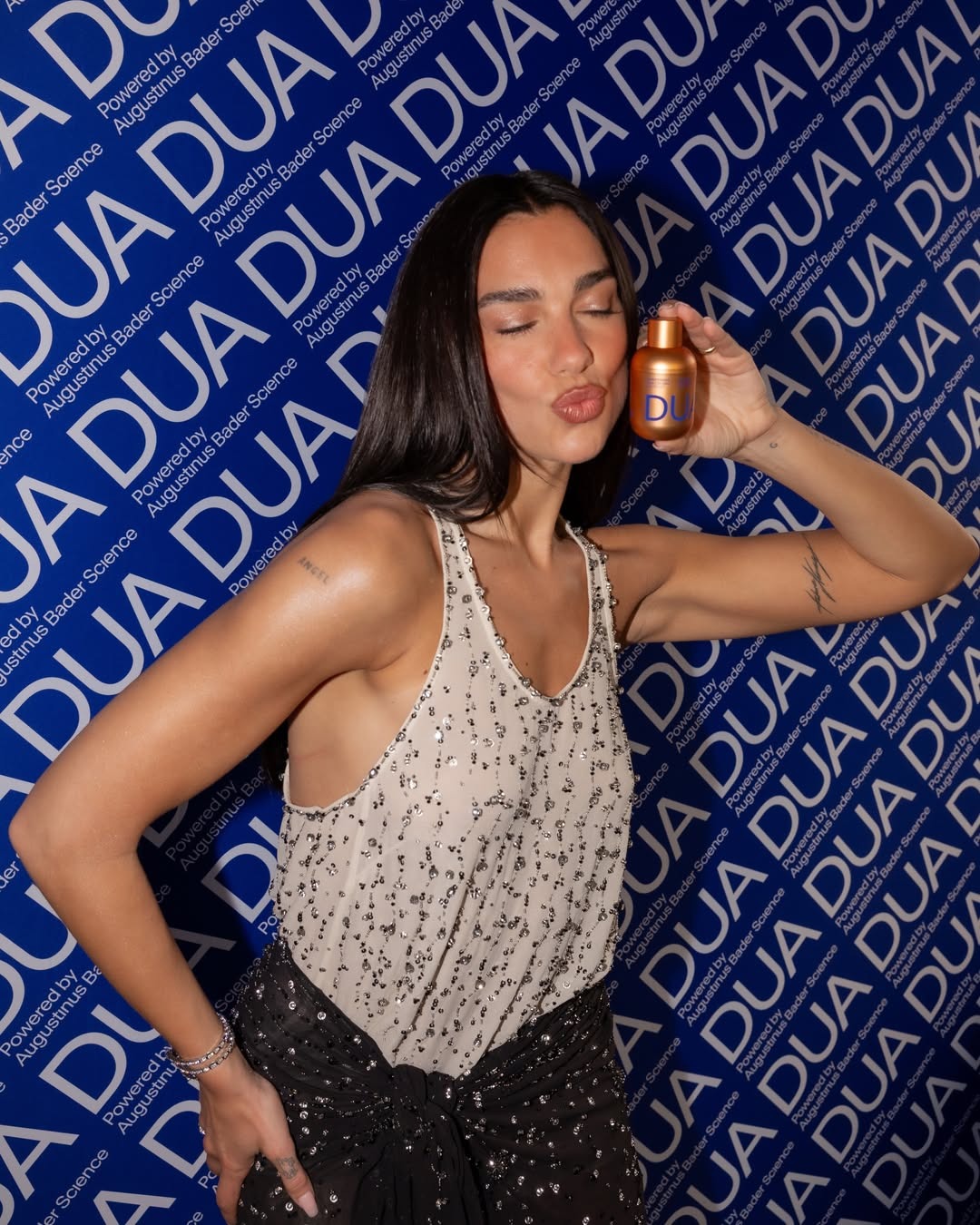 H Dua Lipa με skincare σειρά της