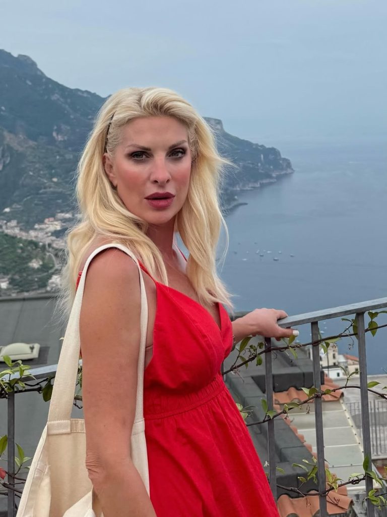 Η Ελένη Μενεγάκη σε καλοκαιρνές διακοπές.