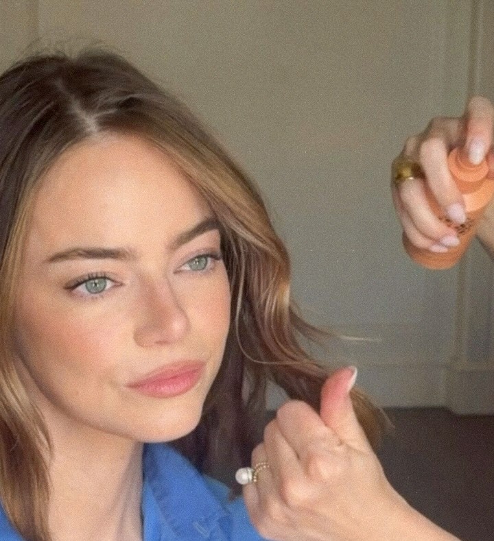 H Emma Stone με cramel blonde μαλλιά