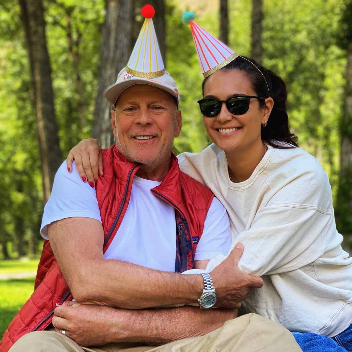 Η Emma Heming αγκαλιά με τον Bruce Willis στα γενέθλιά της