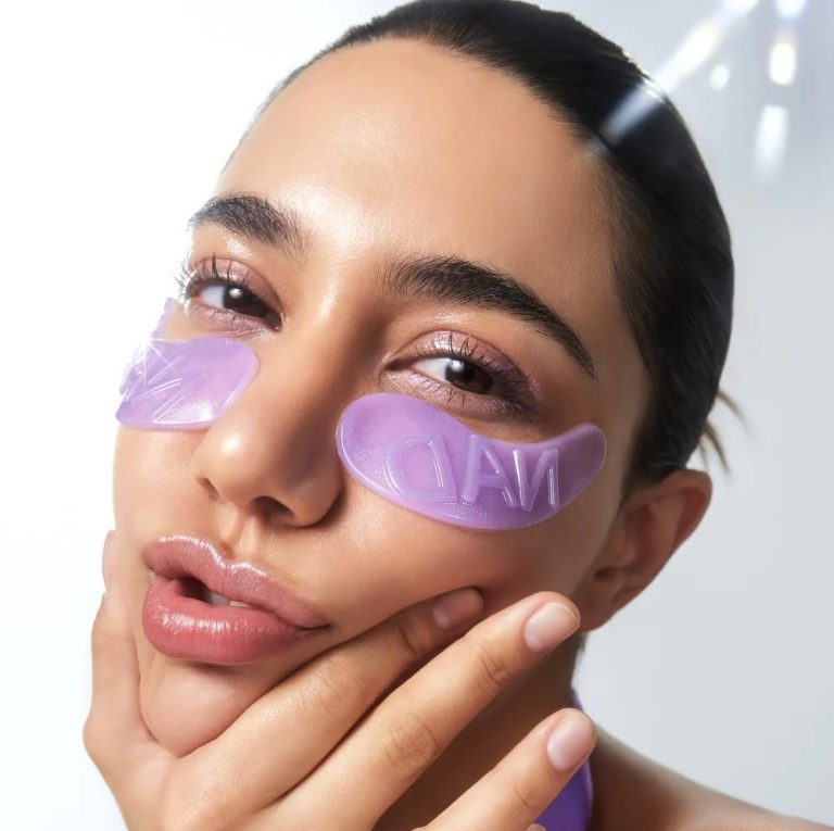 Κοπέλα με μοβ eye patches