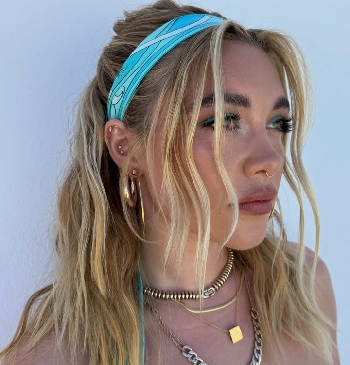 H Florence Pugh με το boho ξανθό χτένισμα του καλοκαιριού