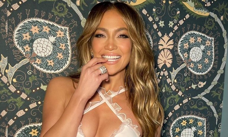 H Jlo με dimensional ανταύγειες που προσθέτουν διάσταση στο χρώμα