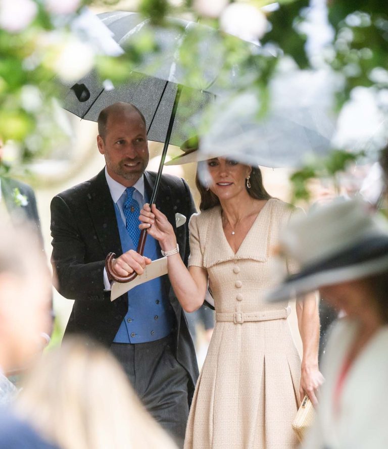 Η Catherine, η πριγκίπισσα της Ουαλίας και ο πρίγκιπας William, ο πρίγκιπας της Ουαλίας φτάνουν για τον βασιλικό γάμο του Peter Phillips και της Harriet Sperling στην εκκλησία All Saints στις 6 Ιουνίου 2026 στο Kemble της Αγγλίας.