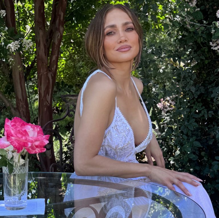 Η Jennifer Lopez με λευκό καλοκαιρινό φόρεμα