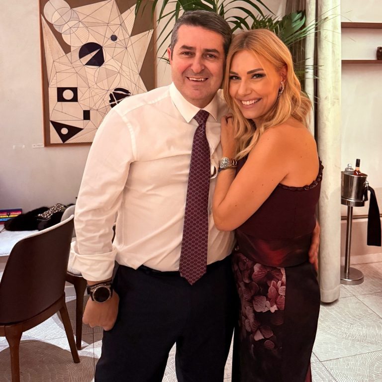 Η τίνα Μεσσαροπούλου αγκαλιά με τον σύζυγό της Γιώργο Μυλωνάκη