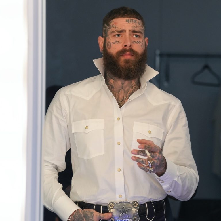 Ο τραγουδιστής Post Malone με τσιγάρο στο χέρι