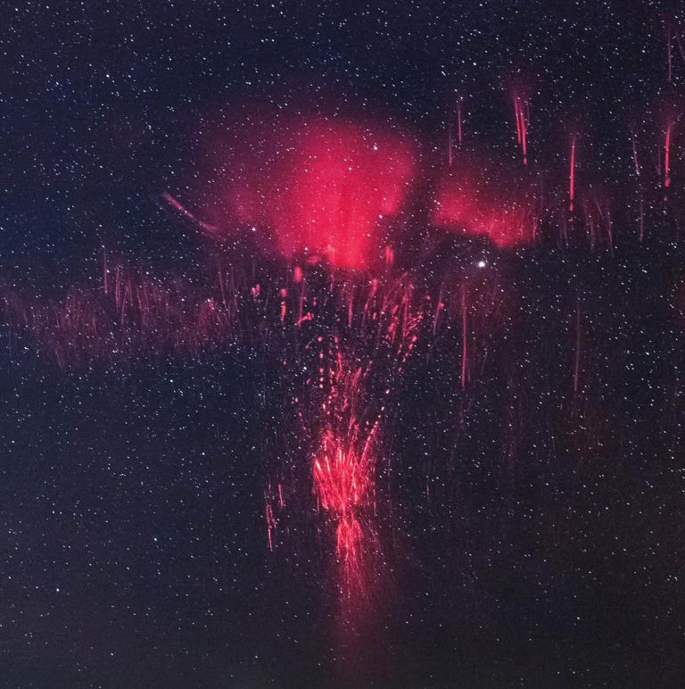 Τα red sprites είναι εξαιρετικά σπάνιες ηλεκτρικές εκκενώσεις που εμφανίζονται πολύ ψηλά στην ατμόσφαιρα, πάνω από ισχυρές καταιγίδες.