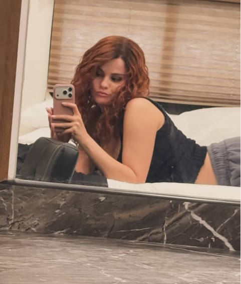 Η Selena Gomez με κόκκινα σγουρά μαλλιά