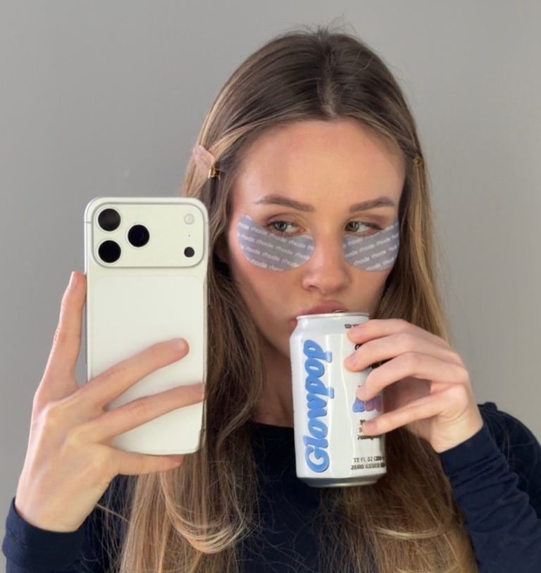 Κοπέλα κάνει skincare και βγάζει selfie