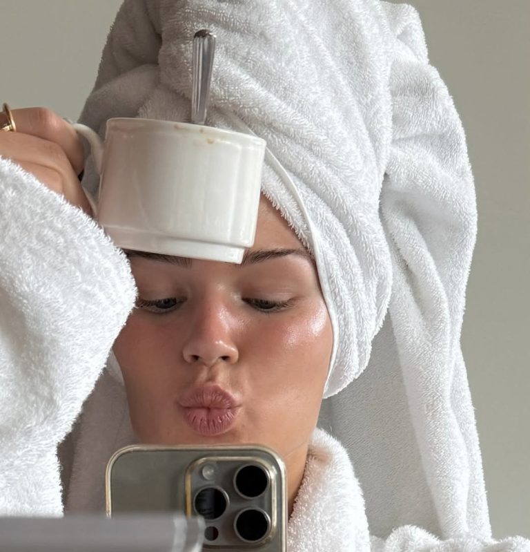 Κοπέλα με λαμπερή επιδερμίδα μετά το skincare