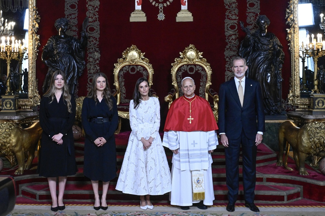 Ο βασιλιάς Felipe της Ισπανίας, η βασίλισσα Letizia, η πριγκίπισσα Leonor και η πριγκίπισσα Sofia, καλωσορίζουν τον Πάπα Λέοντα στο Παλάτι της Μαδρίτης, 6 Ιουνίου 2026