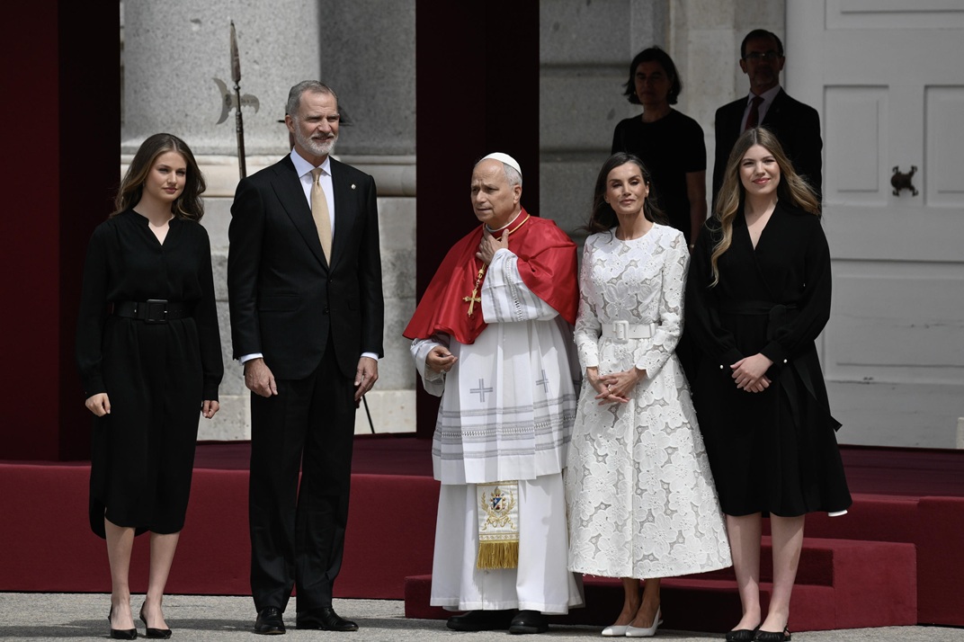 Ο βασιλιάς Felipe της Ισπανίας, η βασίλισσα Letizia, η πριγκίπισσα Leonor και η πριγκίπισσα Sofia, καλωσορίζουν τον Πάπα Λέοντα στο Παλάτι της Μαδρίτης, 6 Ιουνίου 2026
