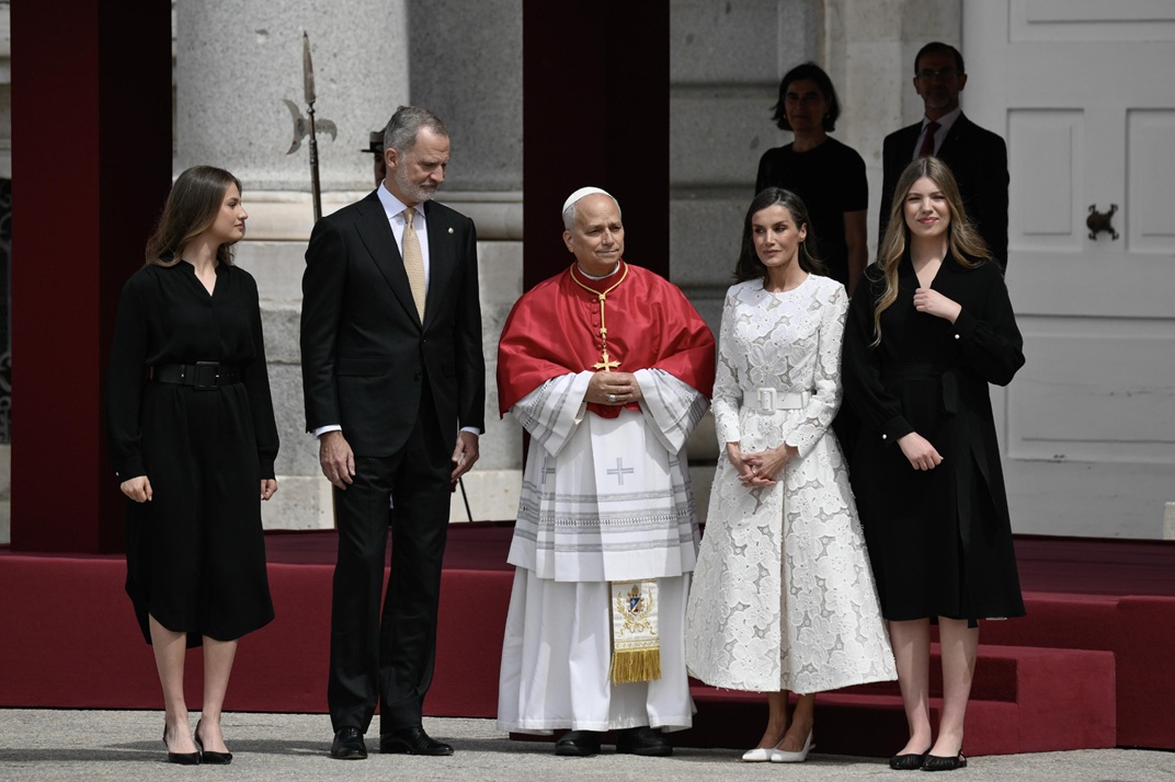 Ο βασιλιάς Felipe της Ισπανίας, η βασίλισσα Letizia, η πριγκίπισσα Leonor και η πριγκίπισσα Sofia, καλωσορίζουν τον Πάπα Λέοντα στο Παλάτι της Μαδρίτης, 6 Ιουνίου 2026