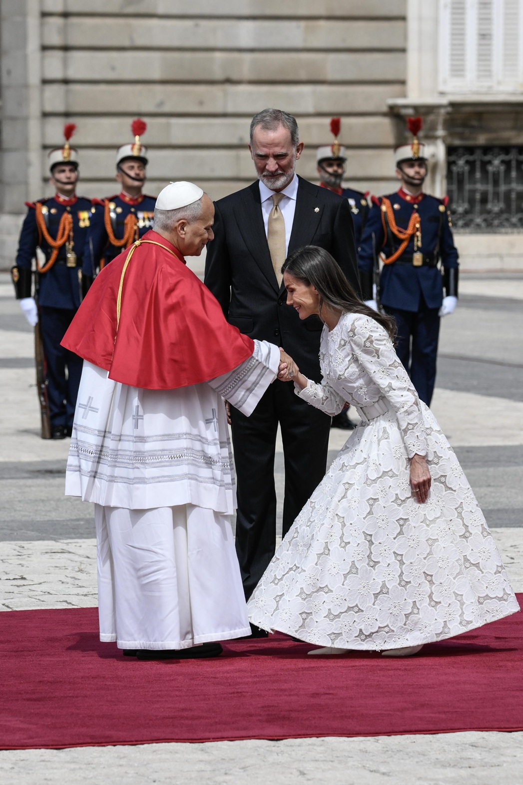 Ο βασιλιάς Felipe της Ισπανίας και η βασίλισσα Letizia καλωσορίζουν τον Πάπα Λέοντα στο Παλάτι της Μαδρίτης, 6 Ιουνίου 2026