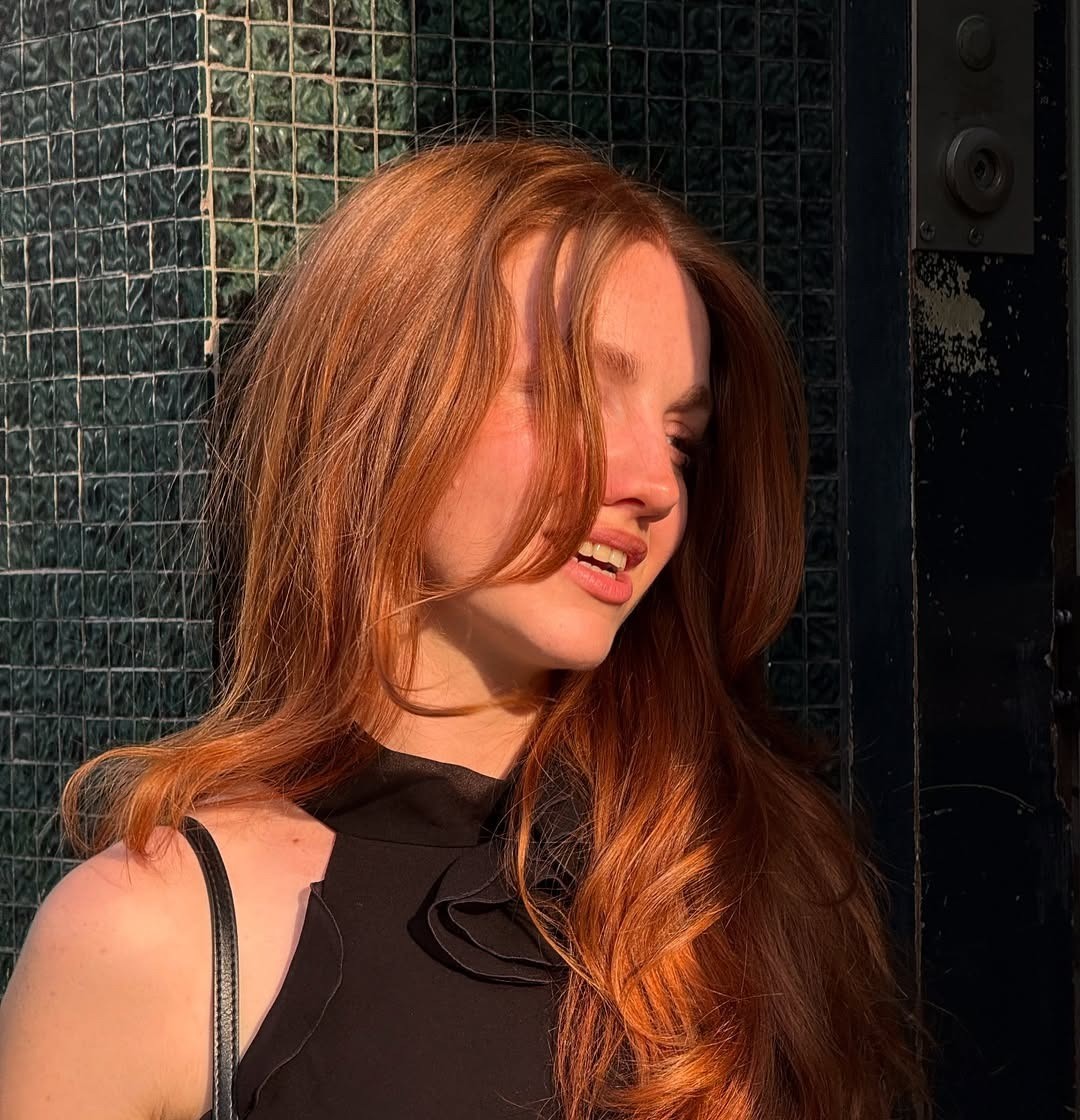 Κοπέλα με sunwashed red μαλλιά απόχρωση