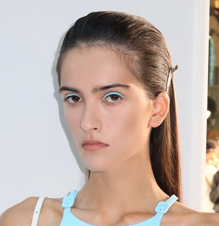 Μοντέλο με τιρκουάζ eyeliner