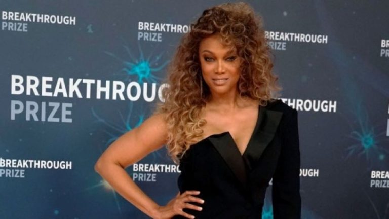 Η Tyra Banks μηνύει το Netflix για δυσφήμιση μετά την εμφάνισή της στη σειρά ντοκιμαντέρ για την αμφιλεγόμενη επιτυχημένη εκπομπή της, America’s Next Top Model.