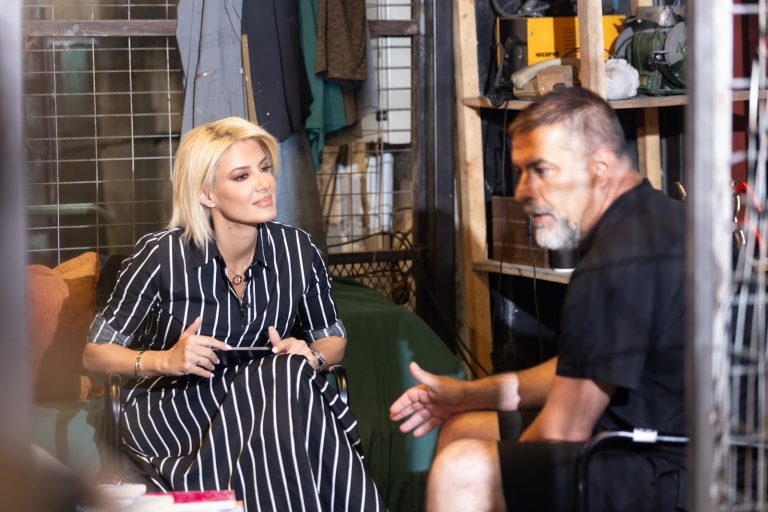 H Eύη Φραγκάκη και ο Βασίλης Μπισμπίκης στην εκπομπή Faces στο Flash.gr