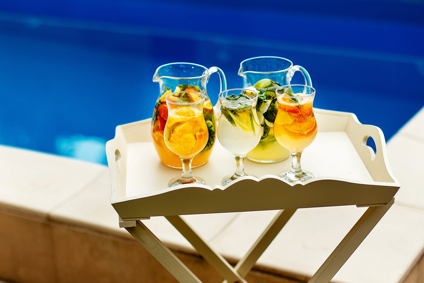 Η λευκή σανγκρία δεν είναι απλώς ένα cocktail. Είναι μια καλοκαιρινή ιεροτελεστία. Μια μεγάλη κανάτα στο κέντρο του τραπεζιού, καλή παρέα και όλα τα υπόλοιπα έρχονται φυσικά.